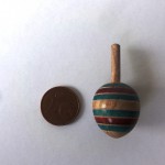 petit toupie minuscule bois